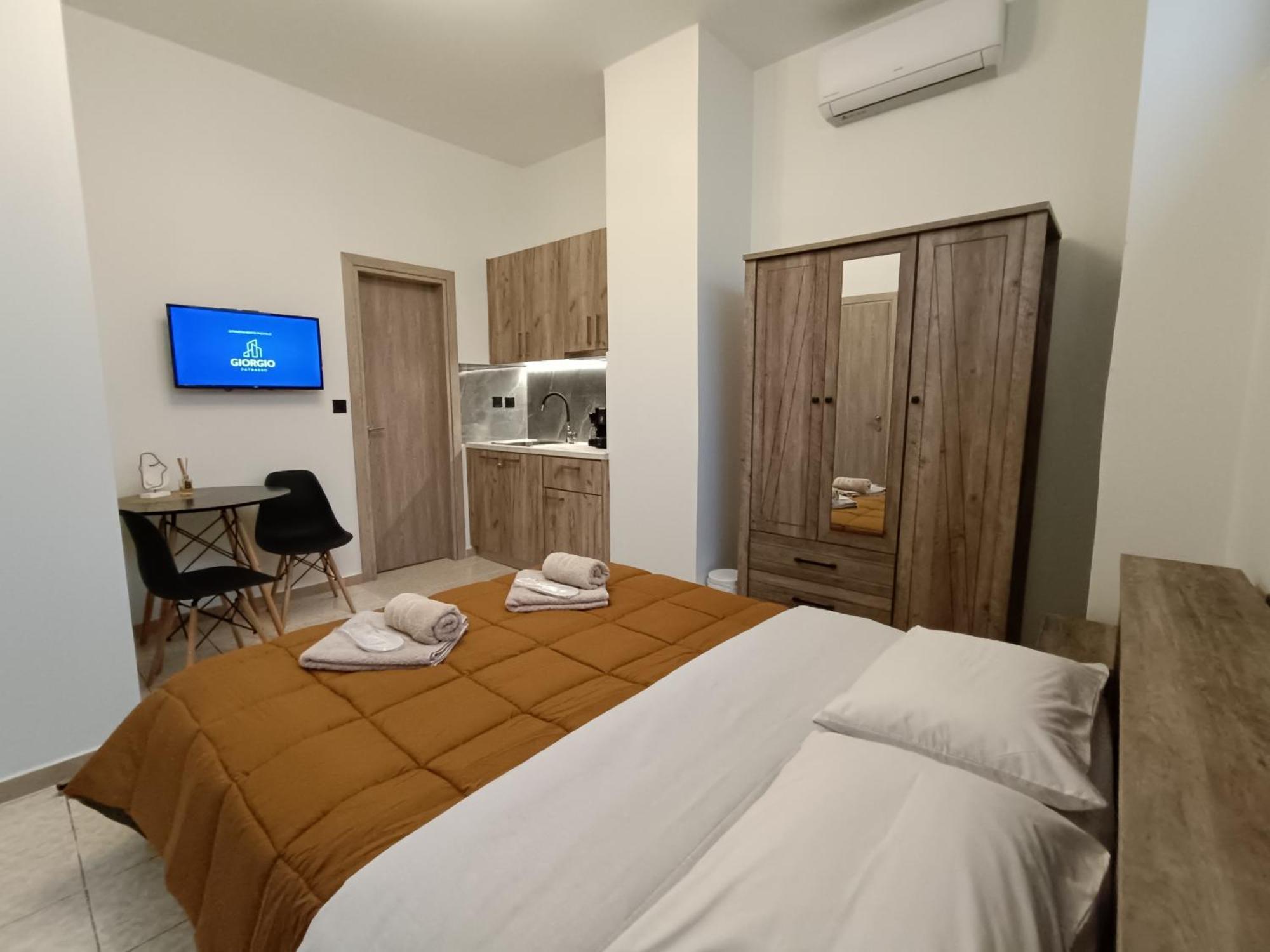 Giorgio Patrasso - Micro Apartment In The Center Of Patras Eksteriør billede