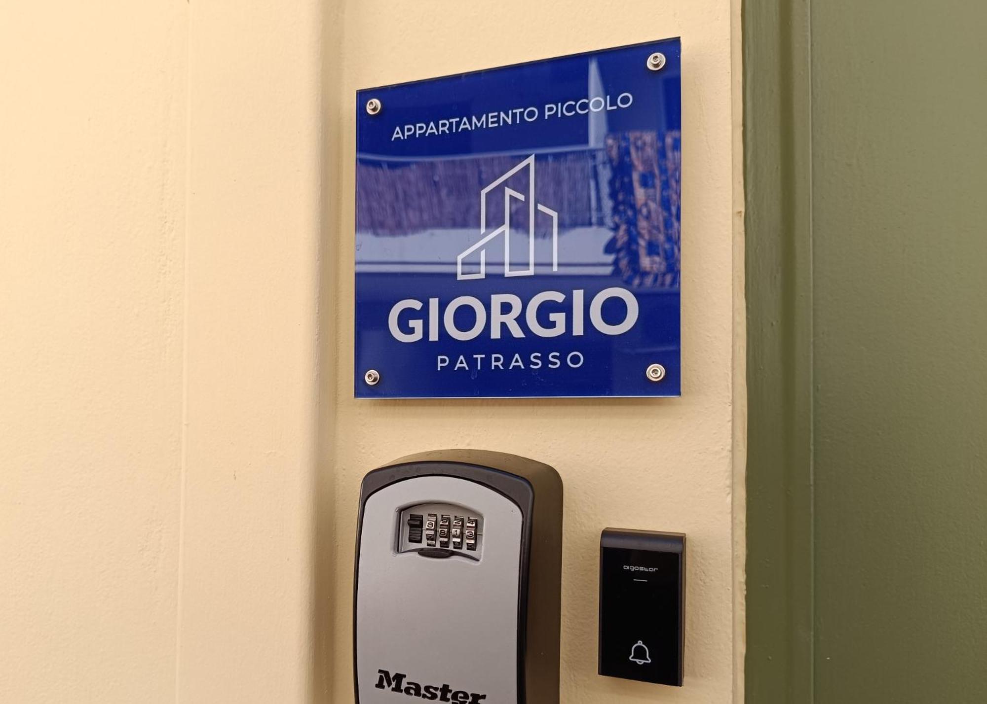 Giorgio Patrasso - Micro Apartment In The Center Of Patras Eksteriør billede