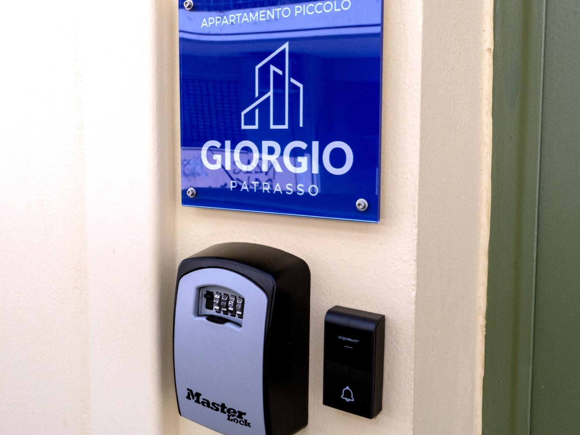 Giorgio Patrasso - Micro Apartment In The Center Of Patras Eksteriør billede