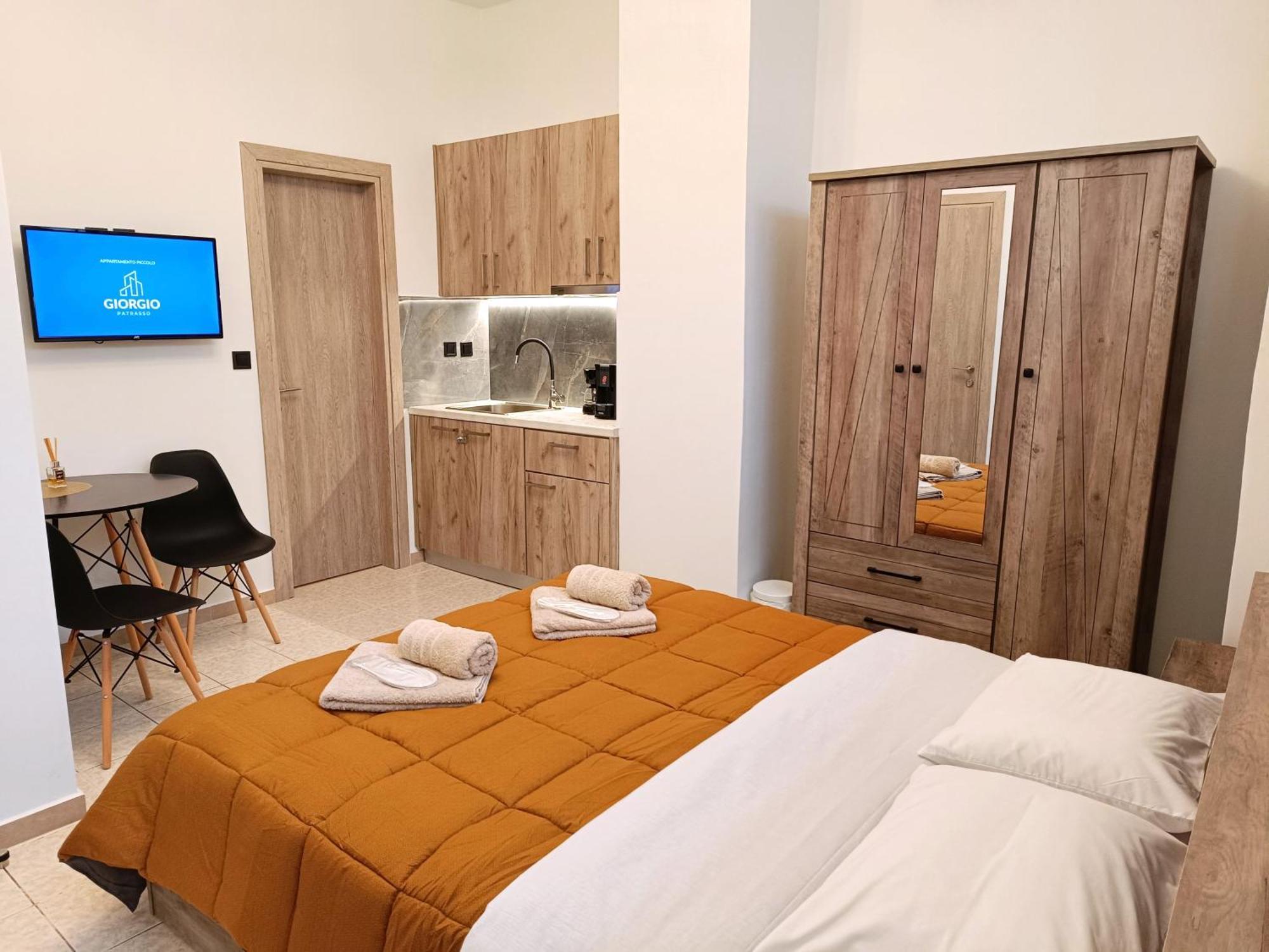 Giorgio Patrasso - Micro Apartment In The Center Of Patras Eksteriør billede