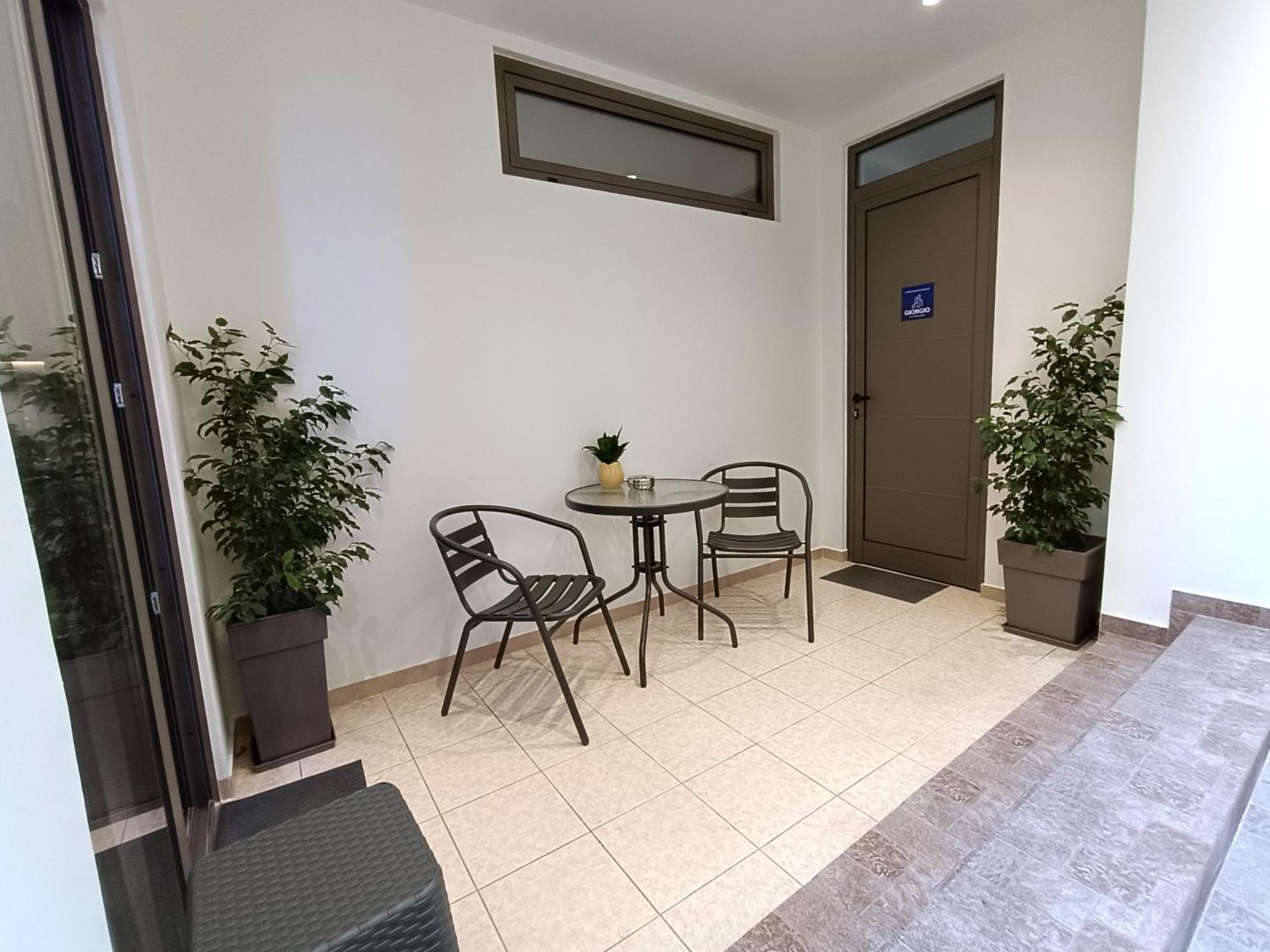 Giorgio Patrasso - Micro Apartment In The Center Of Patras Eksteriør billede
